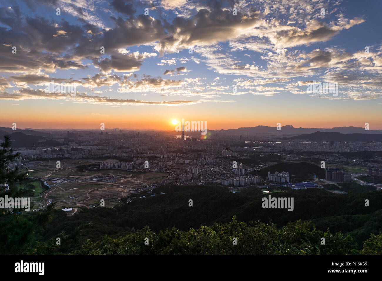 Sonnenuntergang bei Lotte World Tower in der Metropole Seoul, Südkorea Stockfoto