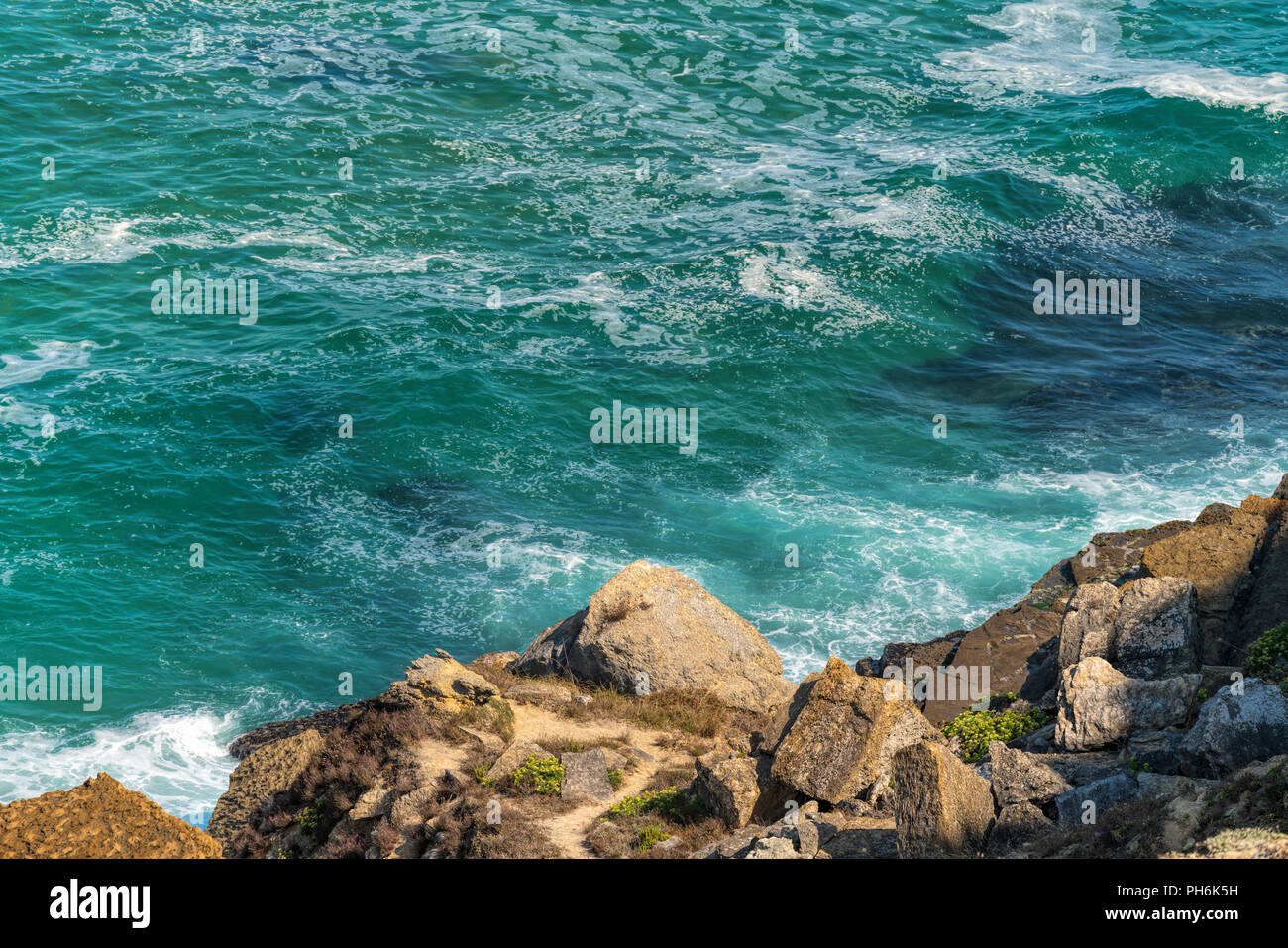 Meer Wasser brechen an der felsigen Küste in Sintra, Portugal Stockfoto