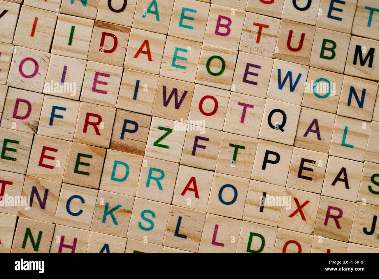 Nahaufnahme eines hölzernen Alphabet Fliesen als Hintergrund. Pädagogisches Konzept Stockfoto
