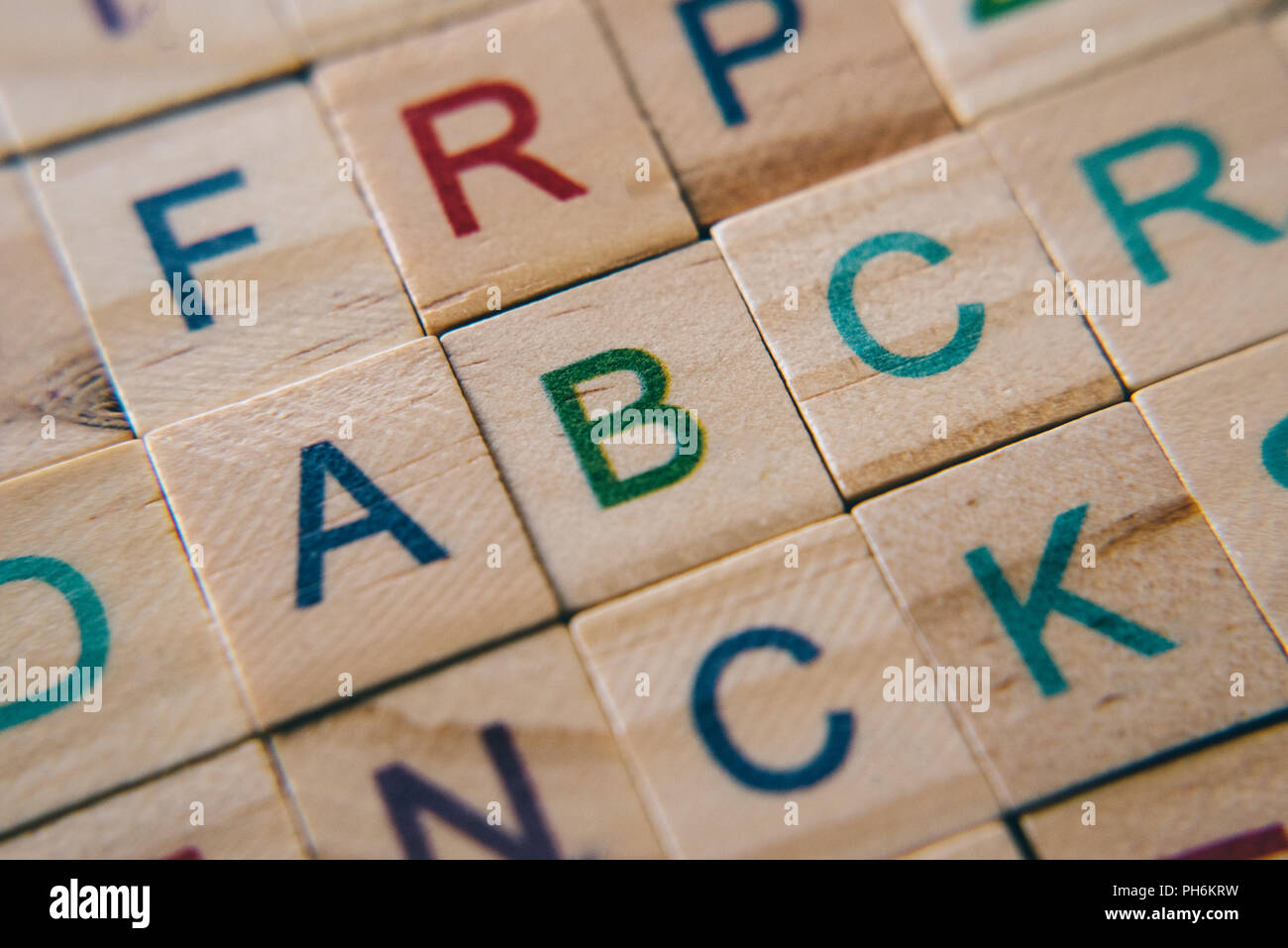 Nahaufnahme der Holz- alphabet Fliesen konzentrieren sich auf die Buchstaben A B und C. pädagogisches Konzept Stockfoto