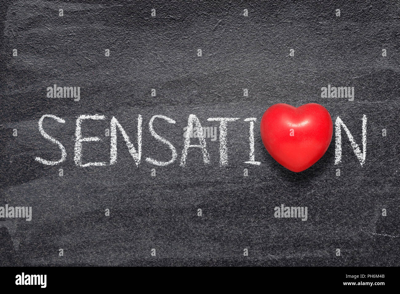 Sensation Wort handschriftlich auf Schiefertafel mit roten Herzen Symbol anstelle von O Stockfoto