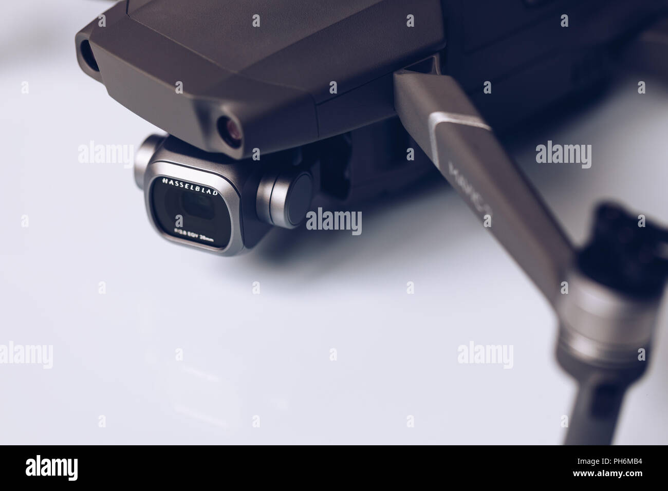 Prag, Tschechische Republik - 31. August 2018: dji neue drone Mavic 2 Pro mit 1 Zoll Hasselblad auf weißem Hintergrund. Stockfoto