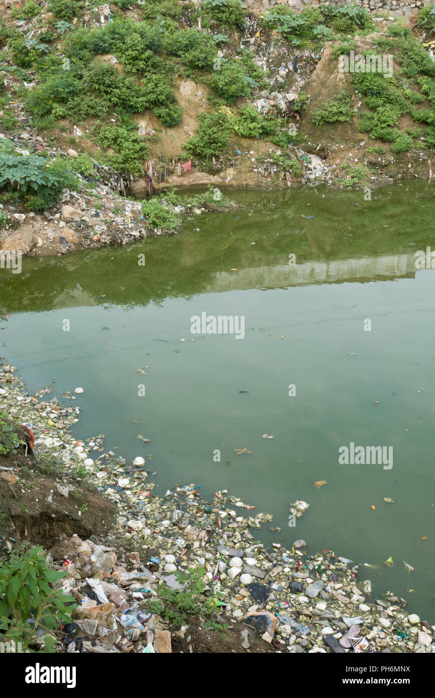 Verschmutzte Lagune in Pushkar, Rajasthan, Indien Stockfoto