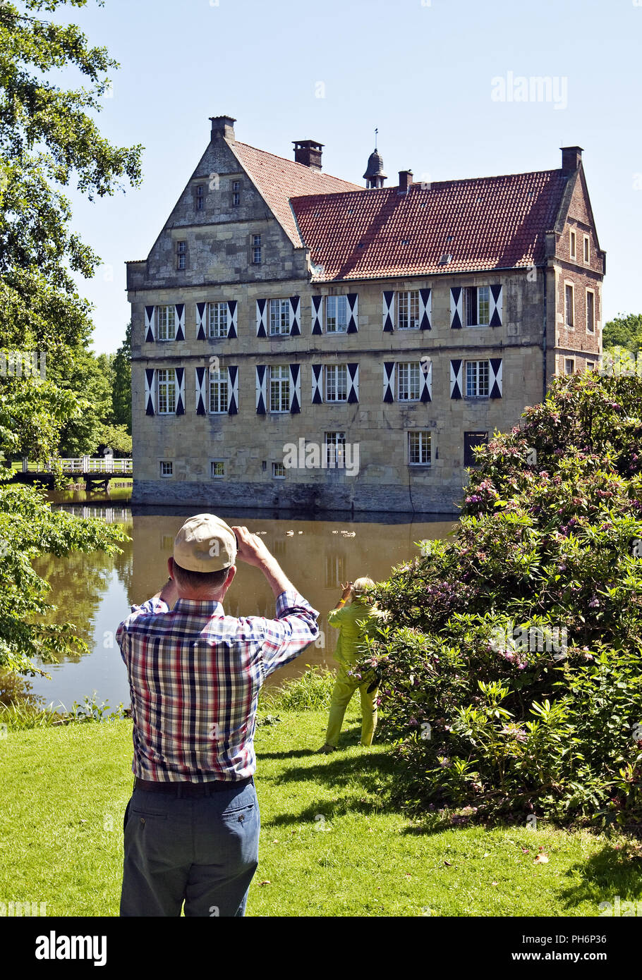 Touristen fotografieren Burg Huelshoff, Havixbeck Stockfoto