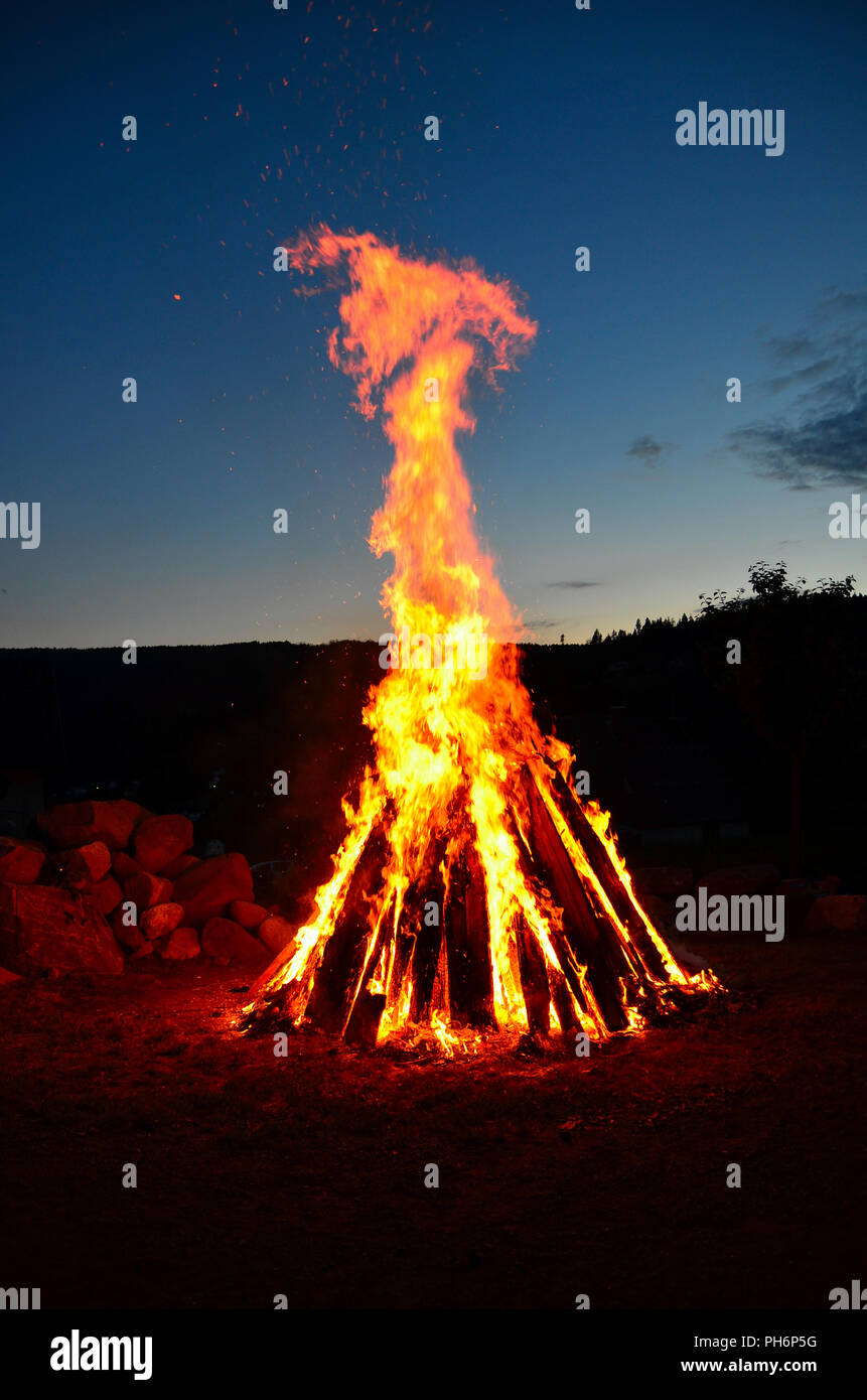 Lagerfeuer Nacht Stockfoto