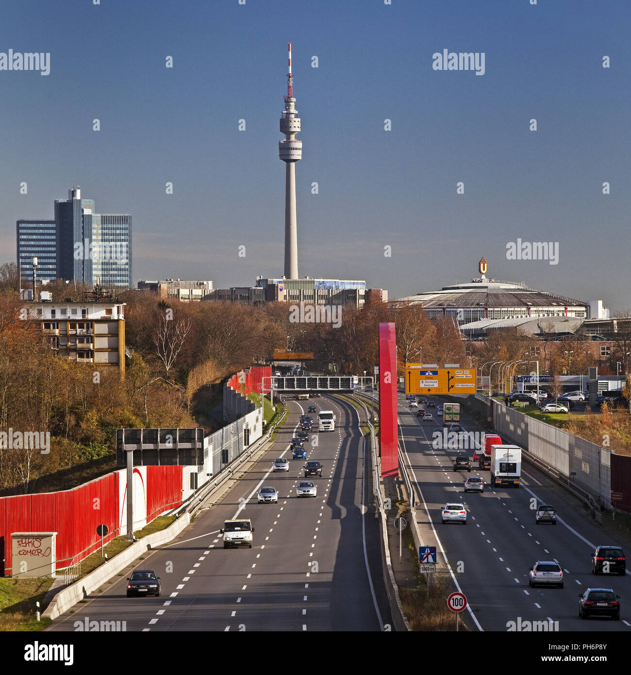 Autobahn A 40 und Fernsehturm Florian Dortmund Stockfoto