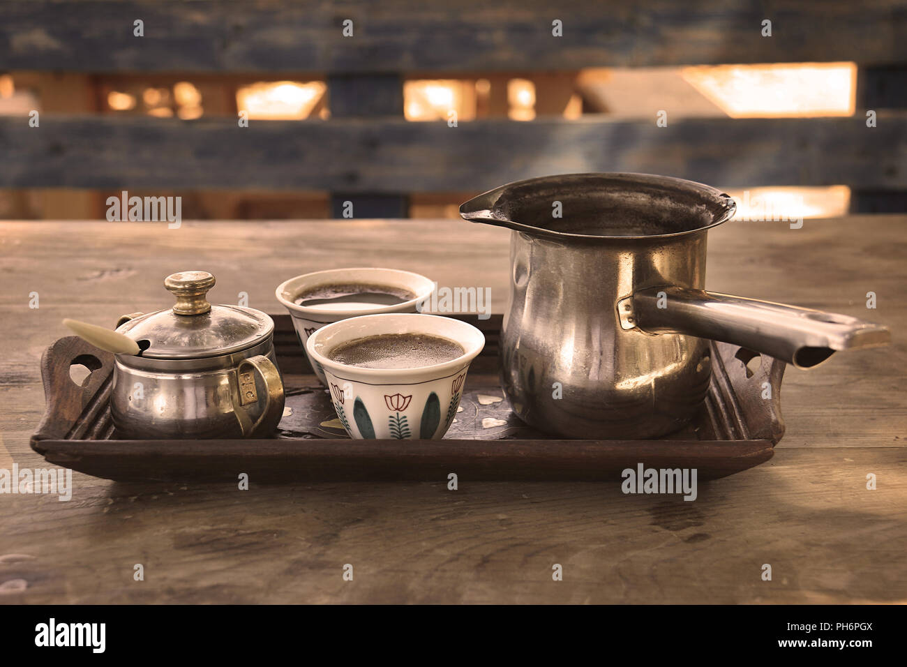 Ein Fach mit zwei Libanesischen traditionelle Kaffee Tassen mit einem türkischen Kaffee Wasserkocher. Stockfoto