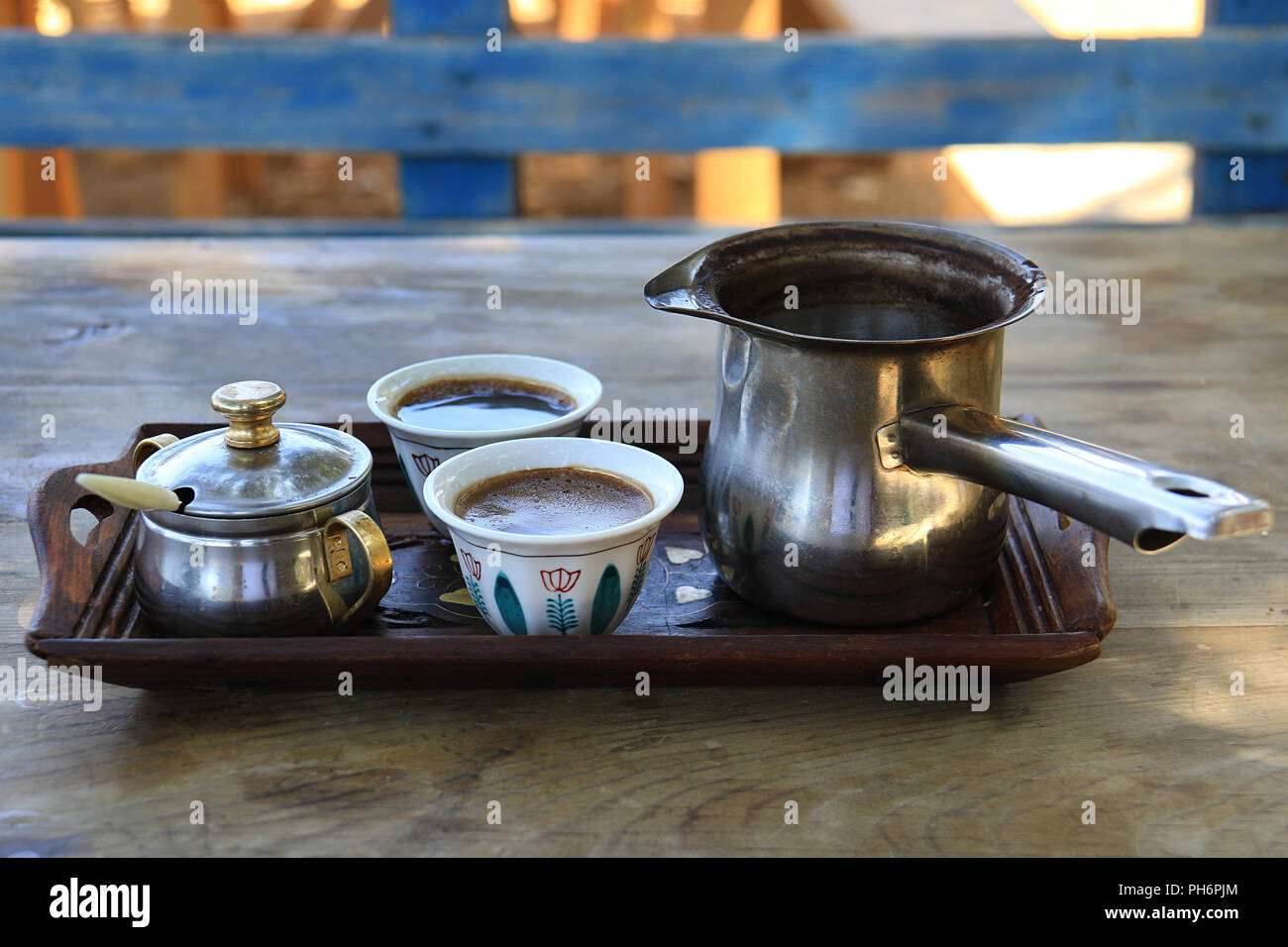 Ein Fach mit zwei Libanesischen traditionelle Kaffee Tassen mit einem Kaffee Wasserkocher. Stockfoto