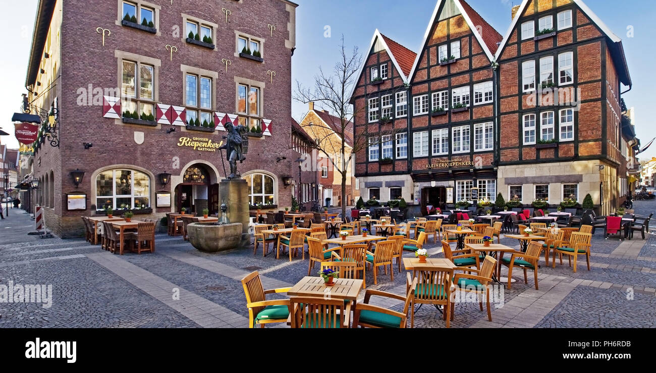 Bürgersteig Restaurant und Kiepenkerl statue Muenster Stockfoto