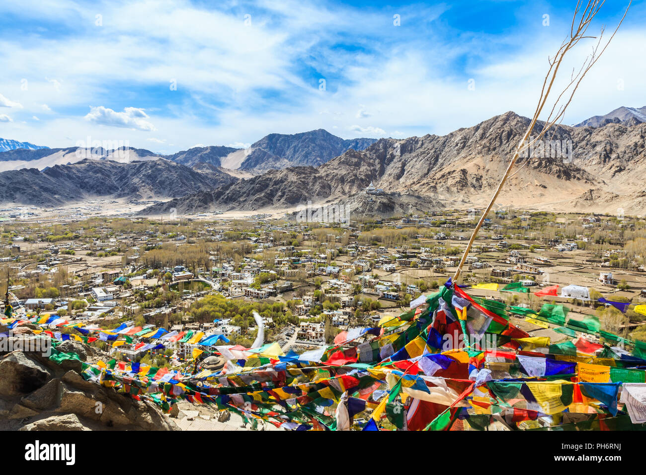 Luftbild des Leh und Shanti Stupa Stockfoto