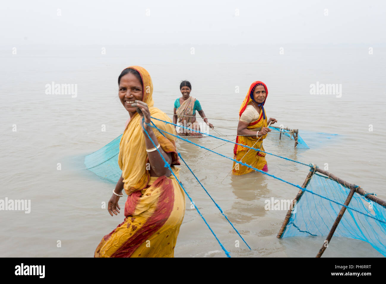 Shripm Larven Fänger im Fluss, pasur Dakop, Khulna, Bangladesh Stockfoto
