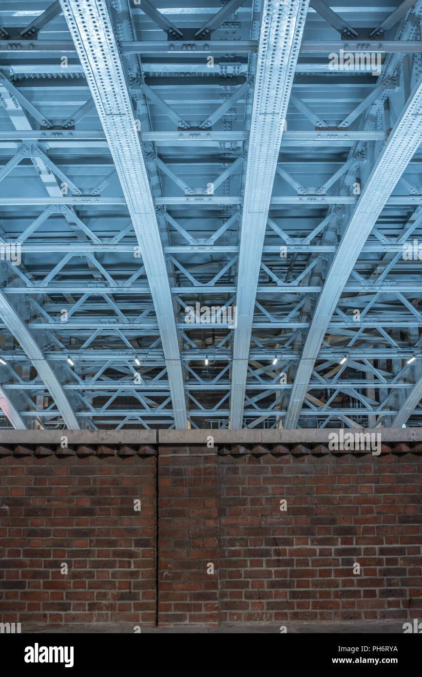 Low Angle View aus Stahl Dachkonstruktion Stockfoto