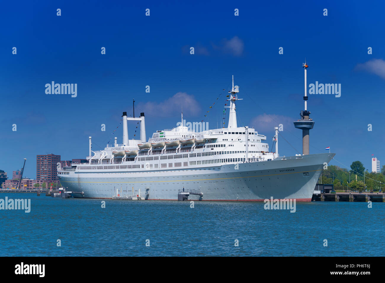 ROTTERDAM, Niederlande - 6. Mai 2017: Ehemalige Kreuzfahrtschiff SS Rotterdam, ein Dampfschiff mit Öl-gefeuerten Dampfkessel und Dampfturbinen. Seit 2008 ist es m Stockfoto