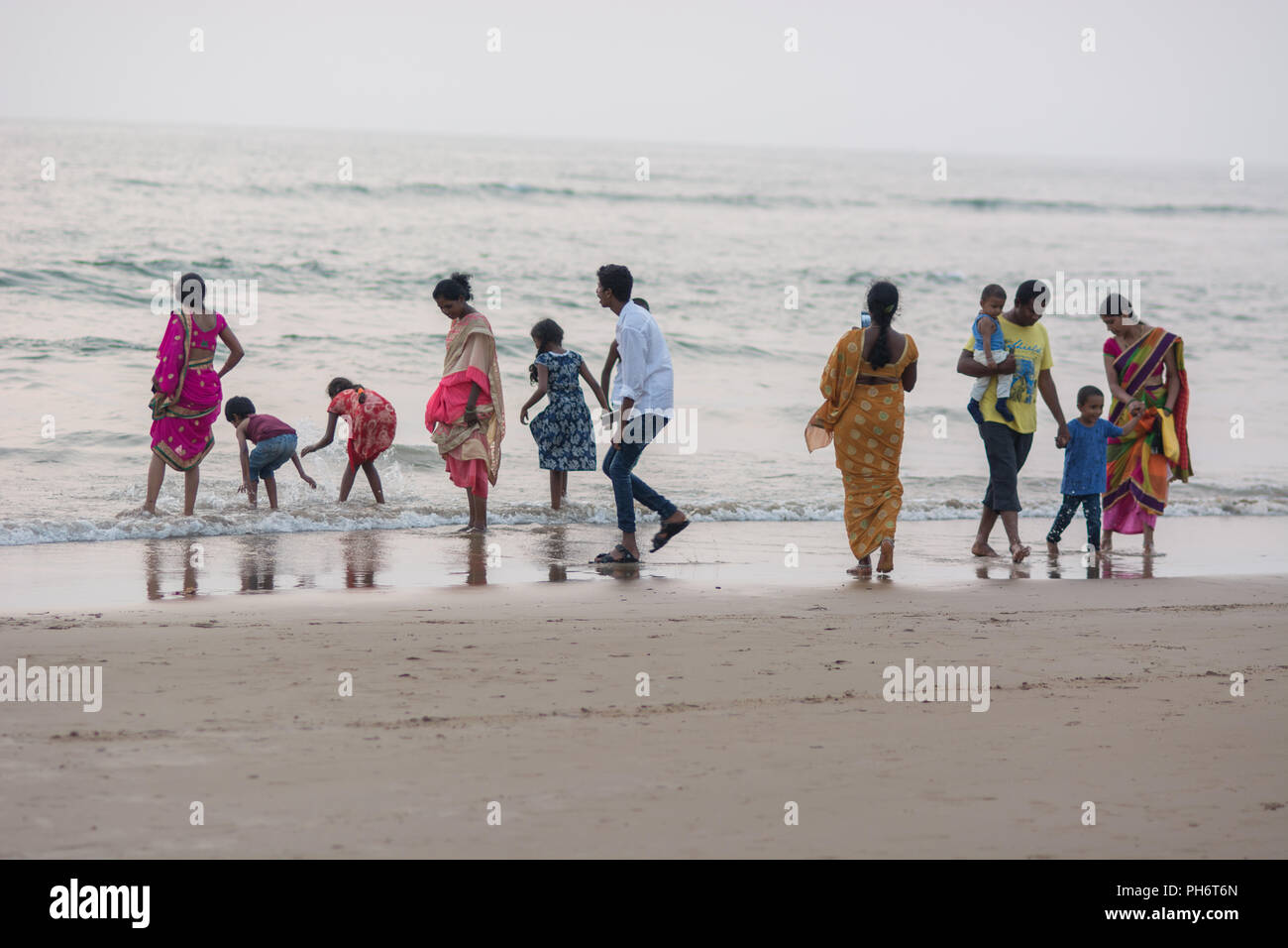 Goa, Indien - 8. Juli 2018 - Indische Touristen auf Om Beach in der Nähe von Gokarna - Indien Stockfoto