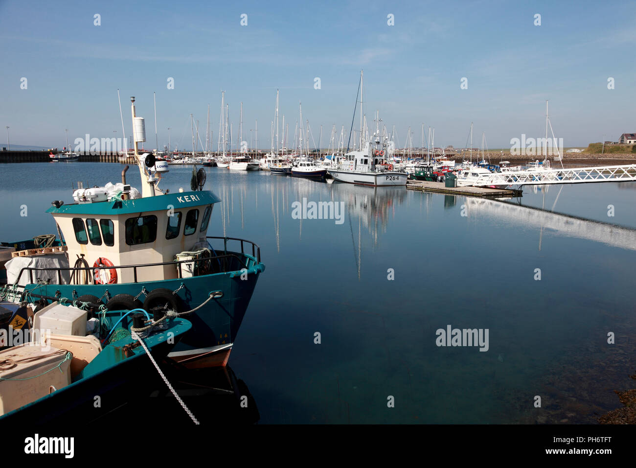 Boote im Hafen von Kirkwall, Orkney, Schottland Stockfoto