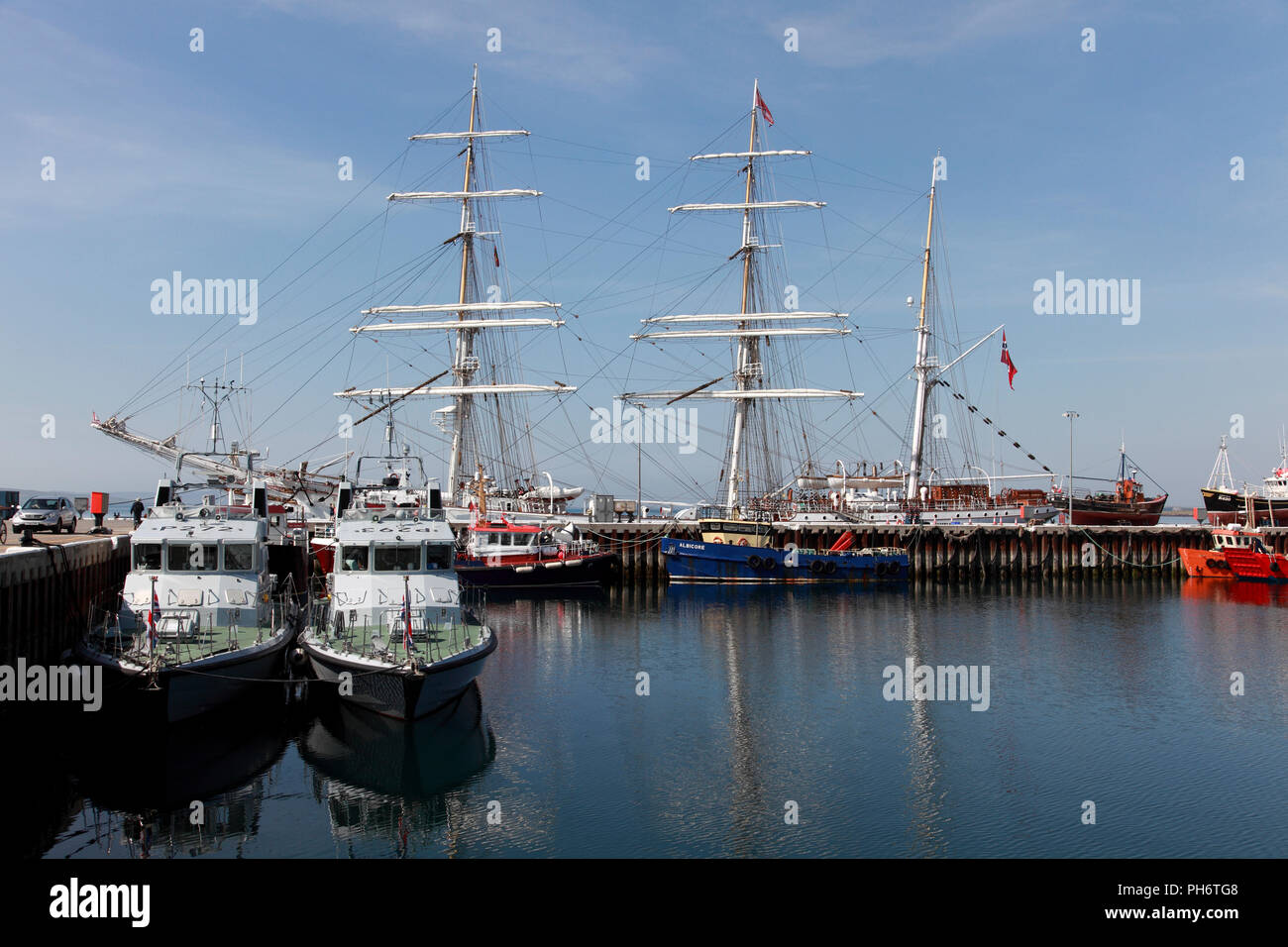 Boote in Kirkwall Hafen, einschließlich schnelle Ausbildung Boote, Fischerboote und einem dreimaster Tall Ship, Orkney, Schottland Stockfoto