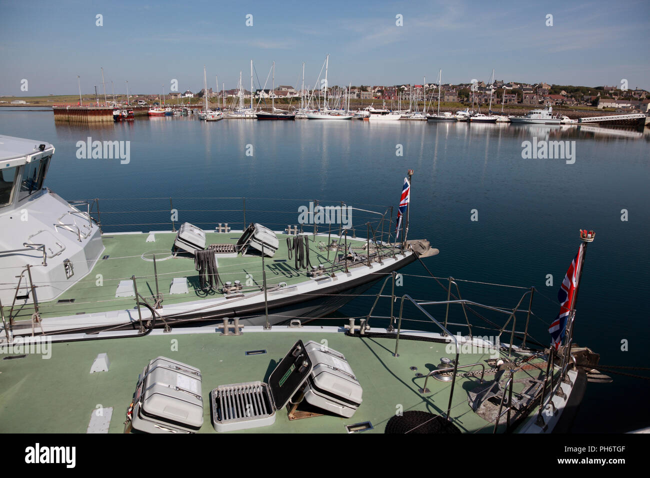 Boote in Kirkwall Hafen, einschließlich Archer class Royal Navy training Boote im Vordergrund, Orkney, Schottland Stockfoto