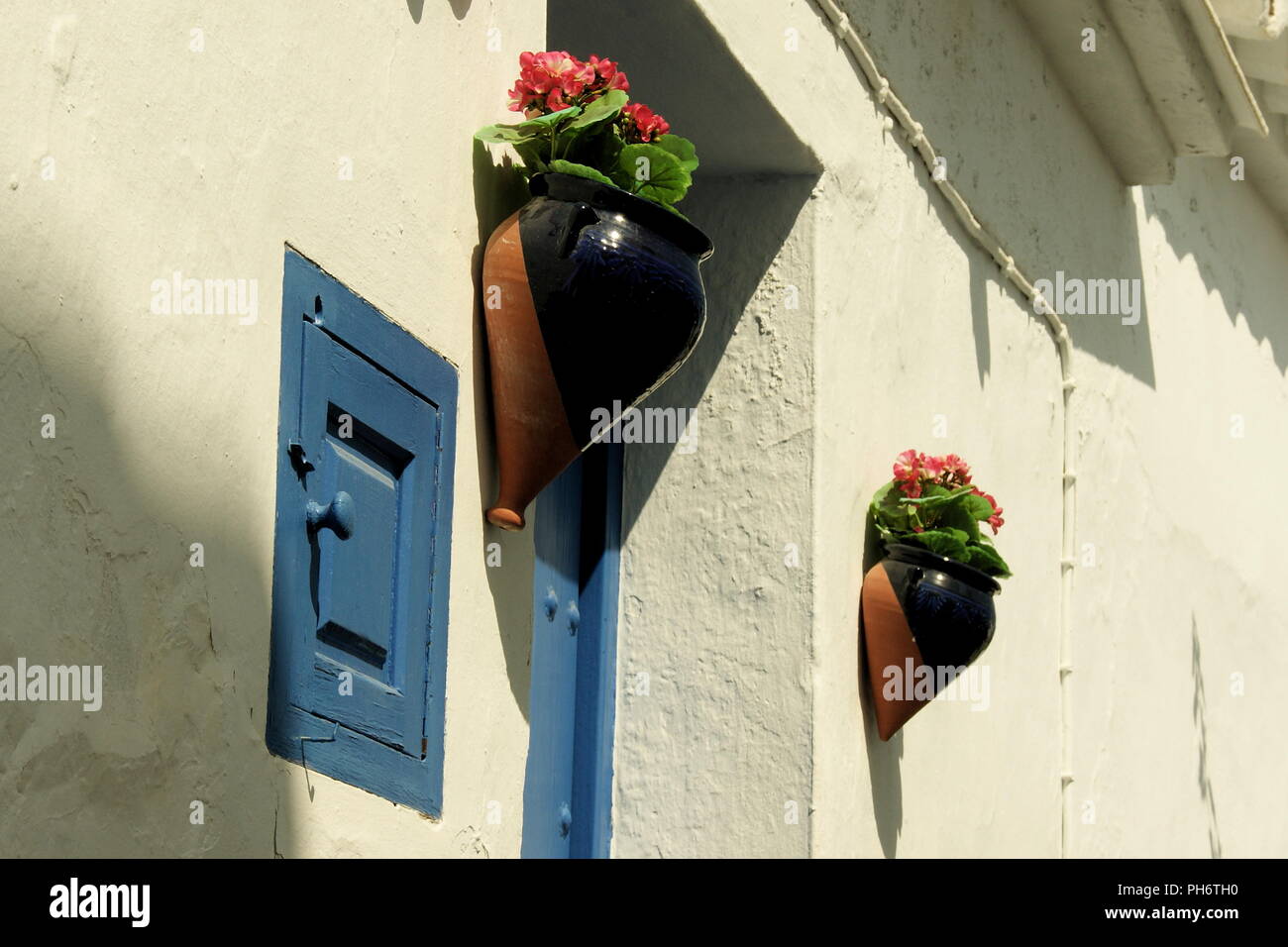 Spanien, Andalusien, das kleine, schöne Dorf Frigiliana. Hübsche Hängekörbe mit Blumen verleihen einer Gasse in der Altstadt Farbe. Stockfoto