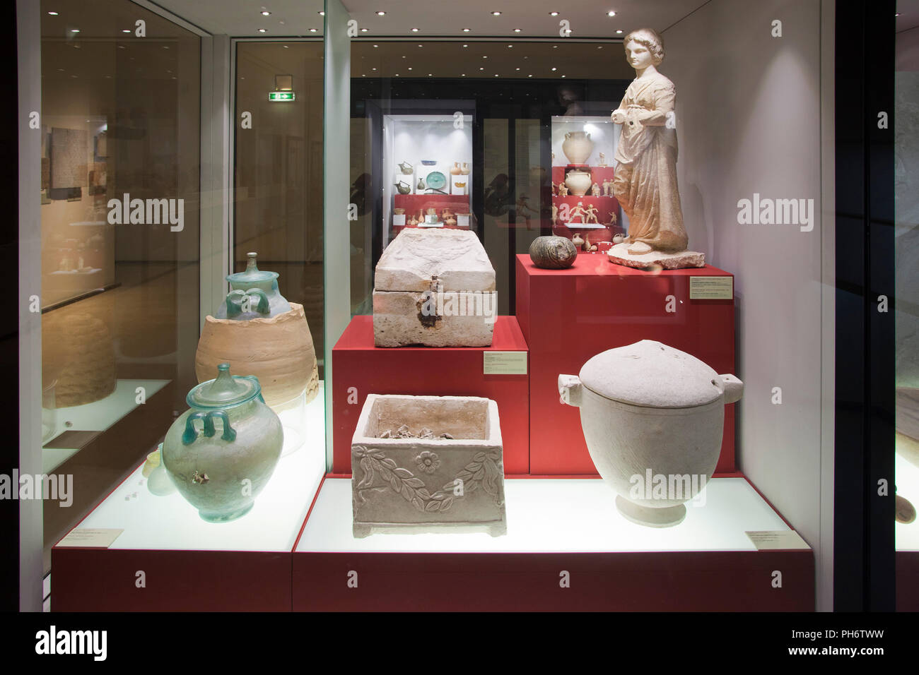 Taranto, Urnen und Grabbeigaben, datiert vom 1. bis zum 3. Jahrhundert B.C, Archäologisches Museum, Taranto, Apulien, Italien, Europa Stockfoto