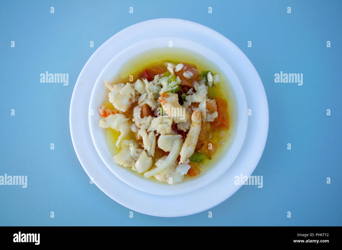 Salat Mix mit frischem Gemüse und Garnelen, in Sauce, isoliert Stockfoto