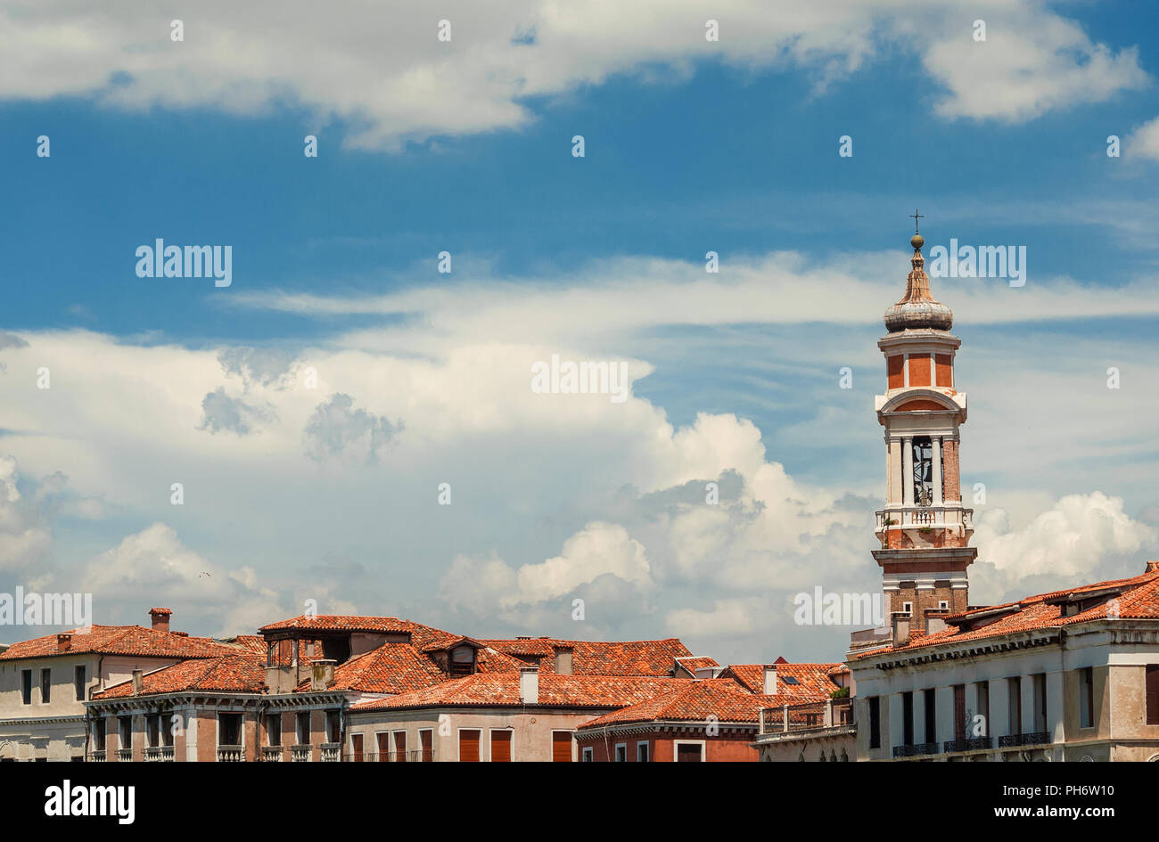 Kirche der Heiligen Apostel Christi barocken Glockenturm, zwischen dem 17. und 18. Jahrhundert gebaut, sich über das historischen Stadtzentrum von Venedig alte Gebäude unter c Stockfoto