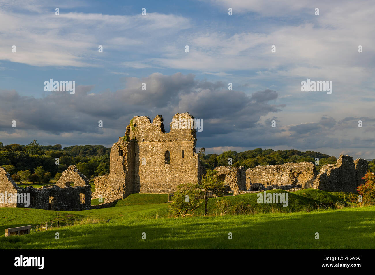 Ogmore Schloss am Ogmore vom Meer aus South Wales Stockfoto