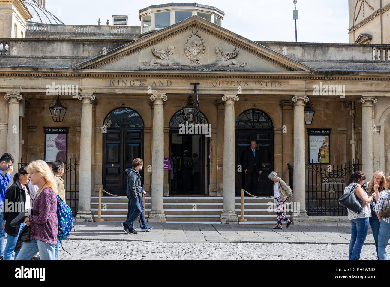 Der Ausstieg aus der Römischen Bäder in der Stadt Bath mit ionischen Säulen und Giebel mit King und Queen's Bäder eingeschrieben Stockfoto