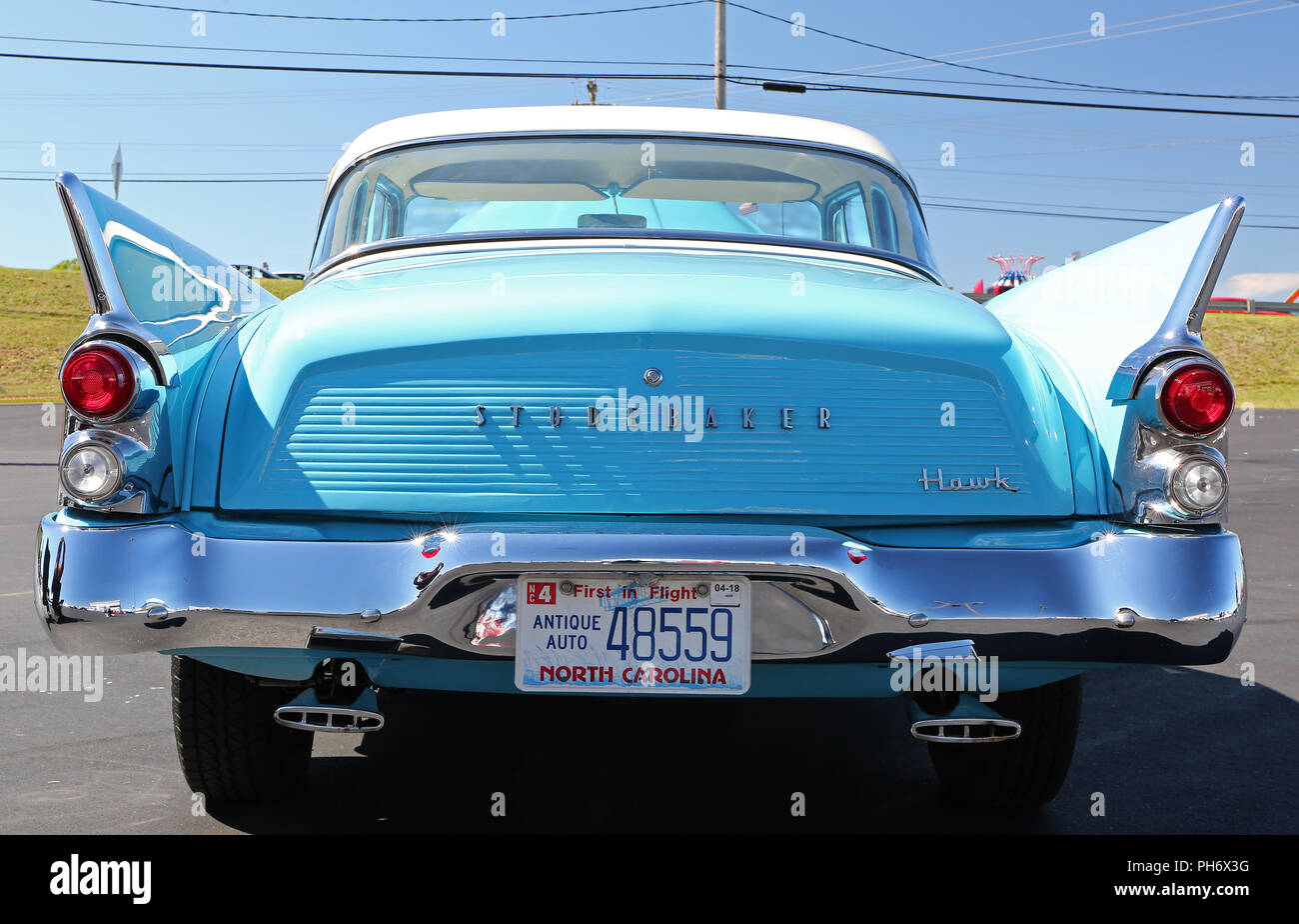 CONCORD, NC - April 8, 2017: 1960 Studebaker Hawk Automobil auf Anzeige an der Pennzoil AutoFair Classic Car Show in Charlotte Motor Speedway statt. Stockfoto