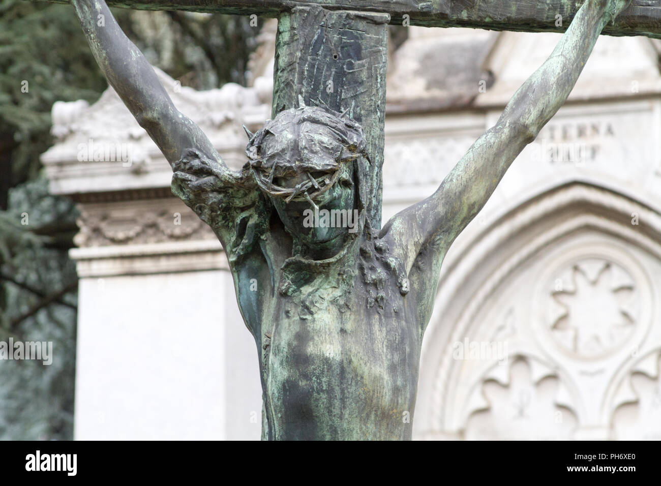 Mailand, Italien. 2018/2/8. Eine Statue von Jesus Christus am Kreuz auf dem Cimitero Monumentale ('Monumental Friedhof') in Mailand, Italien. Stockfoto