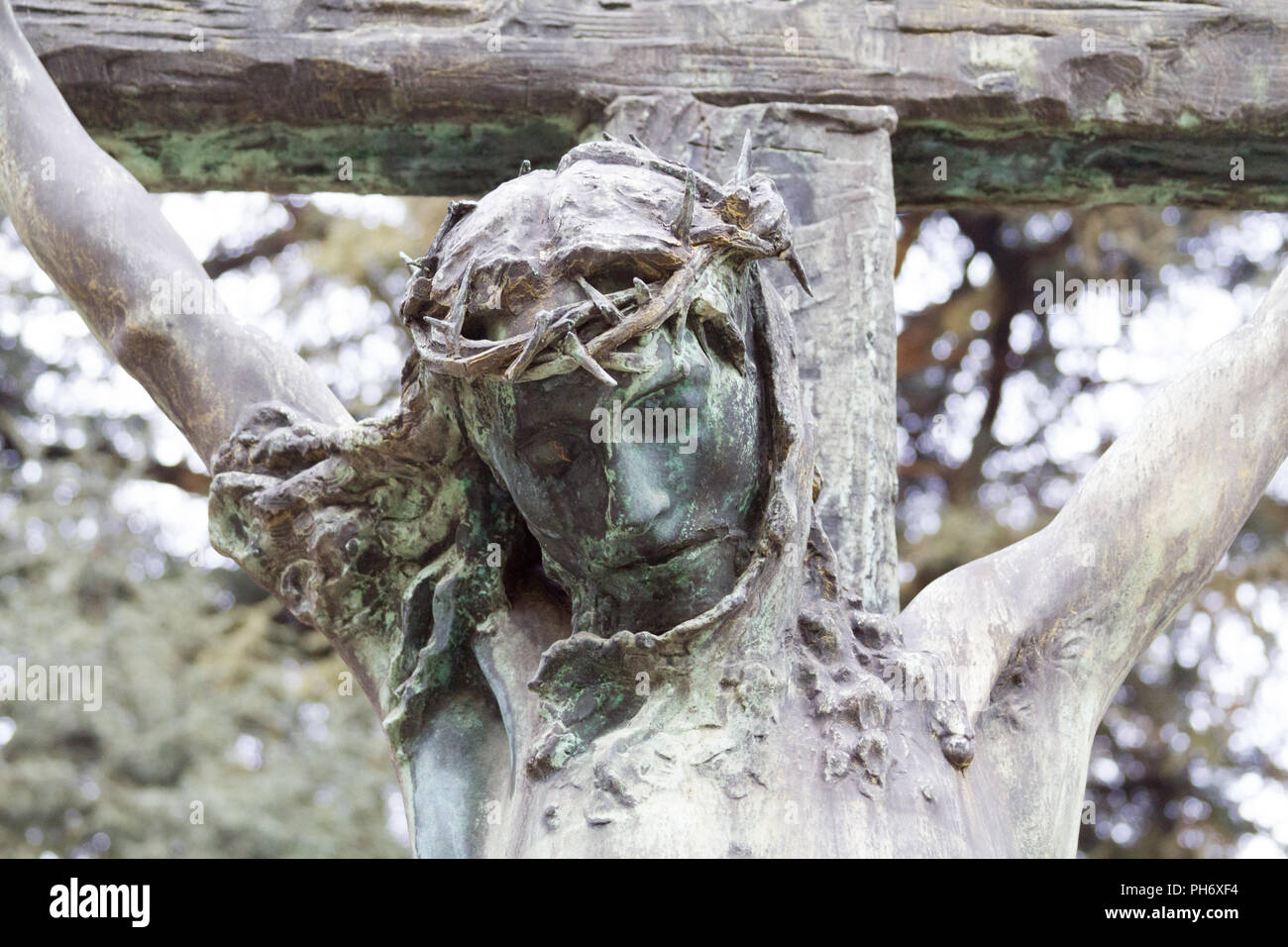 Mailand, Italien. 2018/2/8. Eine Statue von Jesus Christus am Kreuz auf dem Cimitero Monumentale ('Monumental Friedhof') in Mailand, Italien. Stockfoto