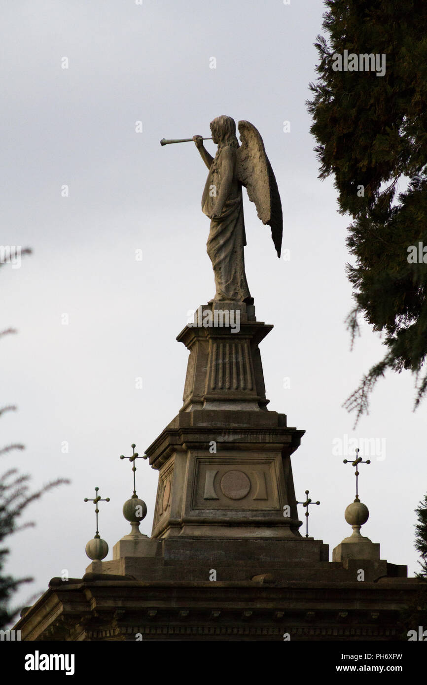Mailand, Italien. 2018/2/8. Eine Statue von einem Engel Klang einer Trompete auf einem Grab auf dem Cimitero Monumentale ('Monumental Friedhof') in Mailand. Stockfoto