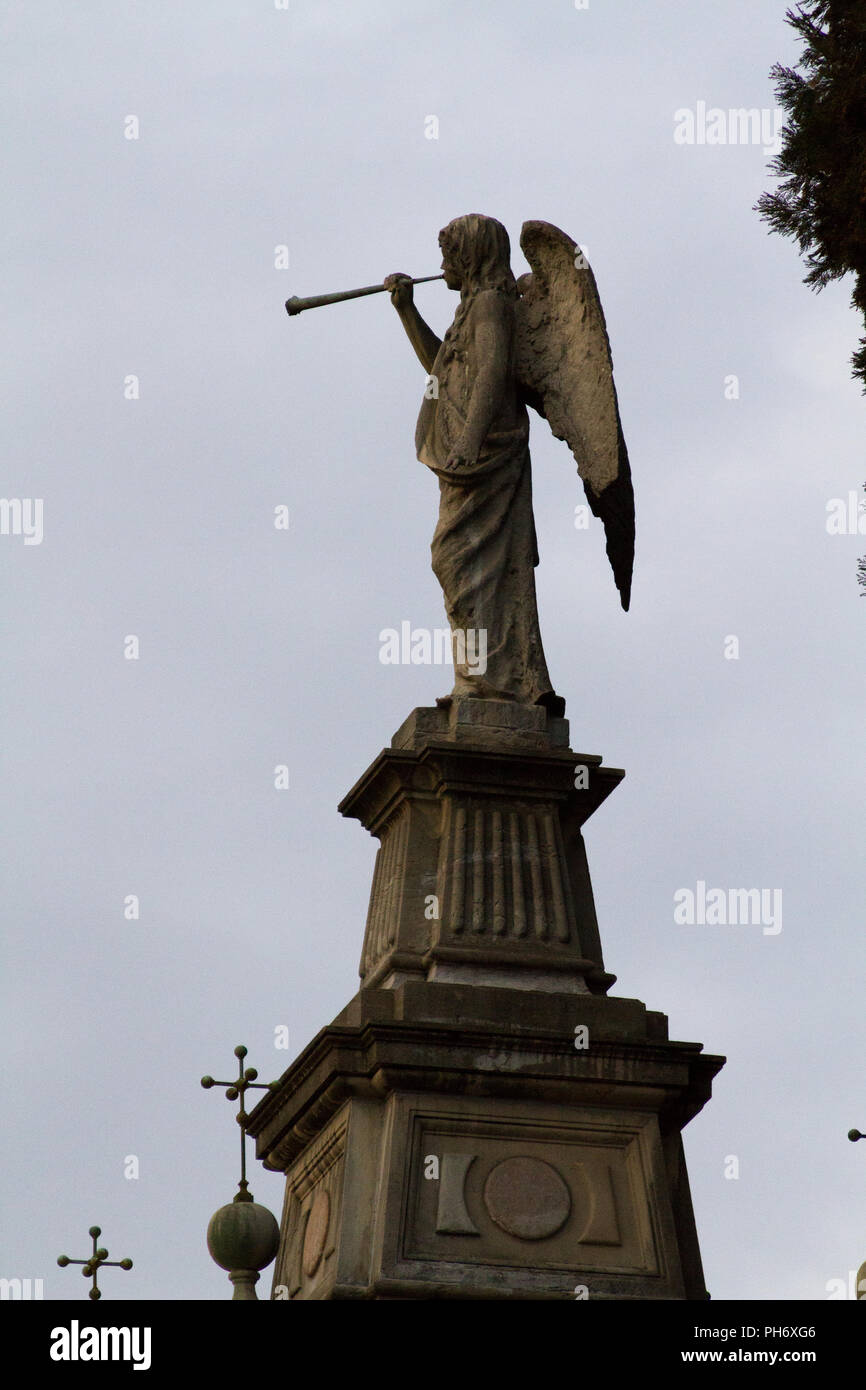 Mailand, Italien. 2018/2/8. Eine Statue von einem Engel Klang einer Trompete auf einem Grab auf dem Cimitero Monumentale ('Monumental Friedhof') in Mailand. Stockfoto