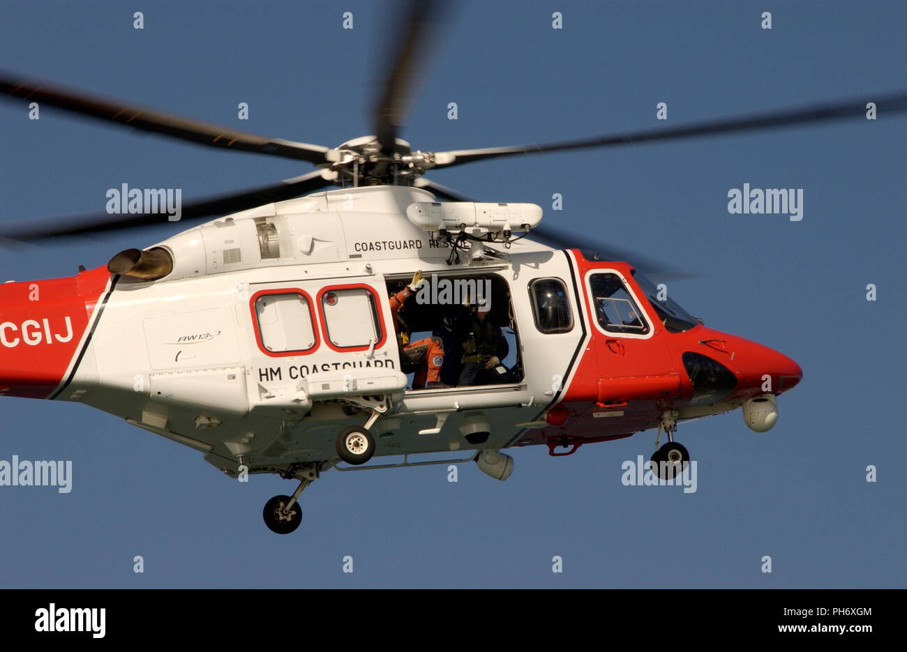 AJAXNETPHOTO. 29. AUGUST 2009. SOLENT, ENGLAND - Airborne - 1234567 KÜSTENWACHE LYNX HUBSCHRAUBER AW 139. Foto: Jonathan Eastland/AJAX REF: D 192908 2889 Stockfoto