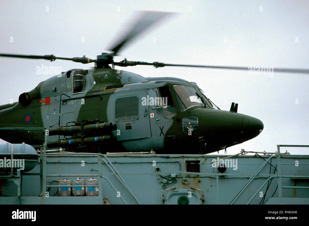 AJAXNETPHOTO. 1992. SPITHEAD, England. - MARINE HELO-A ROYAL MARINES LYNX ZU HEBEN SIE DAS DECK VON HMS FEARLESS. Foto: Jonathan Eastland/AJAX REF: HDD air LYNX 058 Stockfoto