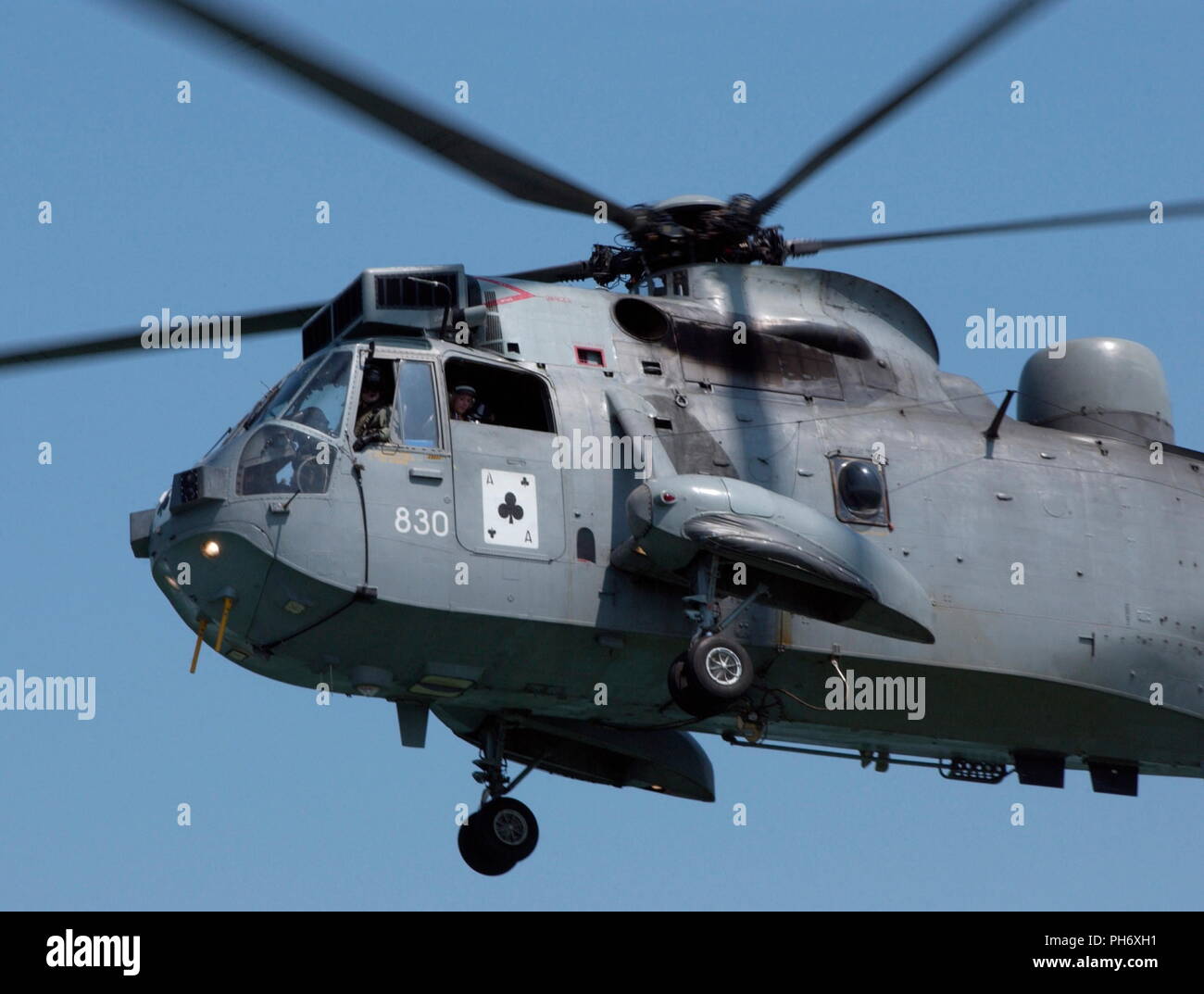 AJAXNETPHOTO. 27. Juni 2005. PORTSMOUTH, England. - Arbeitstier - EIN SEA KING AB 830 SQUADRON, DIE ÜBER DEN SOLENT. Foto: Jonathan Eastland/AJAX REF: D 152706/147 Stockfoto