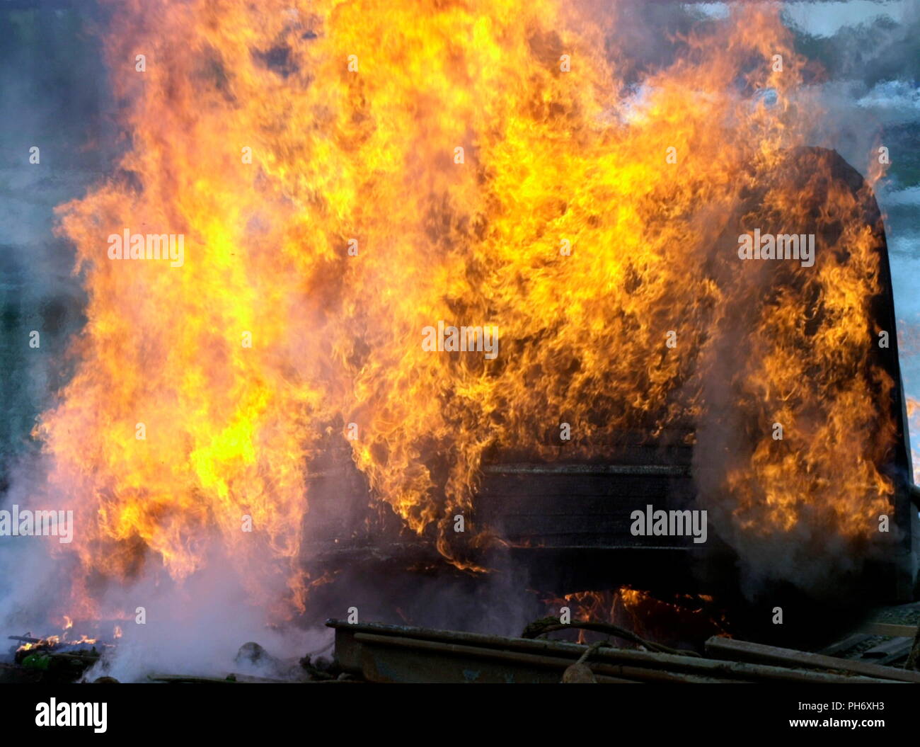 AJAXNETPHOTO. SOUTHAMPTON, England. - Flammen springen von brennenden Boot Wrack. Foto: Jonathan Eastland/AJAX REF: 41305 0203 Stockfoto