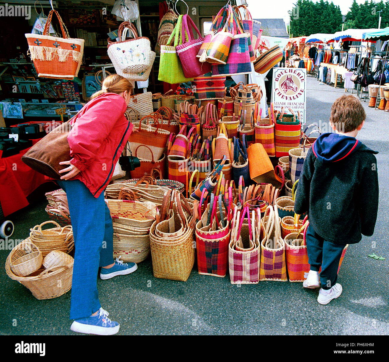 AJAXNETPHOTO. PLESTIN LES GREVES, Bretagne, Frankreich. - Sonntag markt WARENKORB STALL. Foto: Jonathan Eastland/AJAX REF: 546617 C1 21. Stockfoto