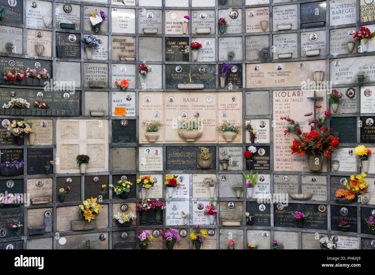 Mailand, Italien. 2018/2/8. Diese Grabstätte mit cinerary Urns (mit menschlicher Asche) an der Cimitero Monumentale ('Monumental Friedhof') in Mailand, Italien. Stockfoto