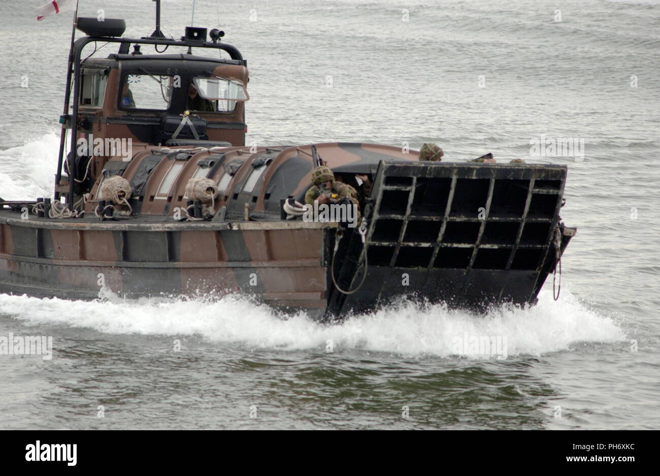 AJAXNETPHOTO. 2005. PLYMOUTH, England. - ROYAL MARINES-Kommandos EIN LCVP, DA ES ANSÄTZE DER STRAND KOPF AN GESCHWINDIGKEIT WÄHREND EINER amphibischen Angriff ÜBUNG. Foto: Jonathan Eastland/AJAX REF: 50310 468 Stockfoto