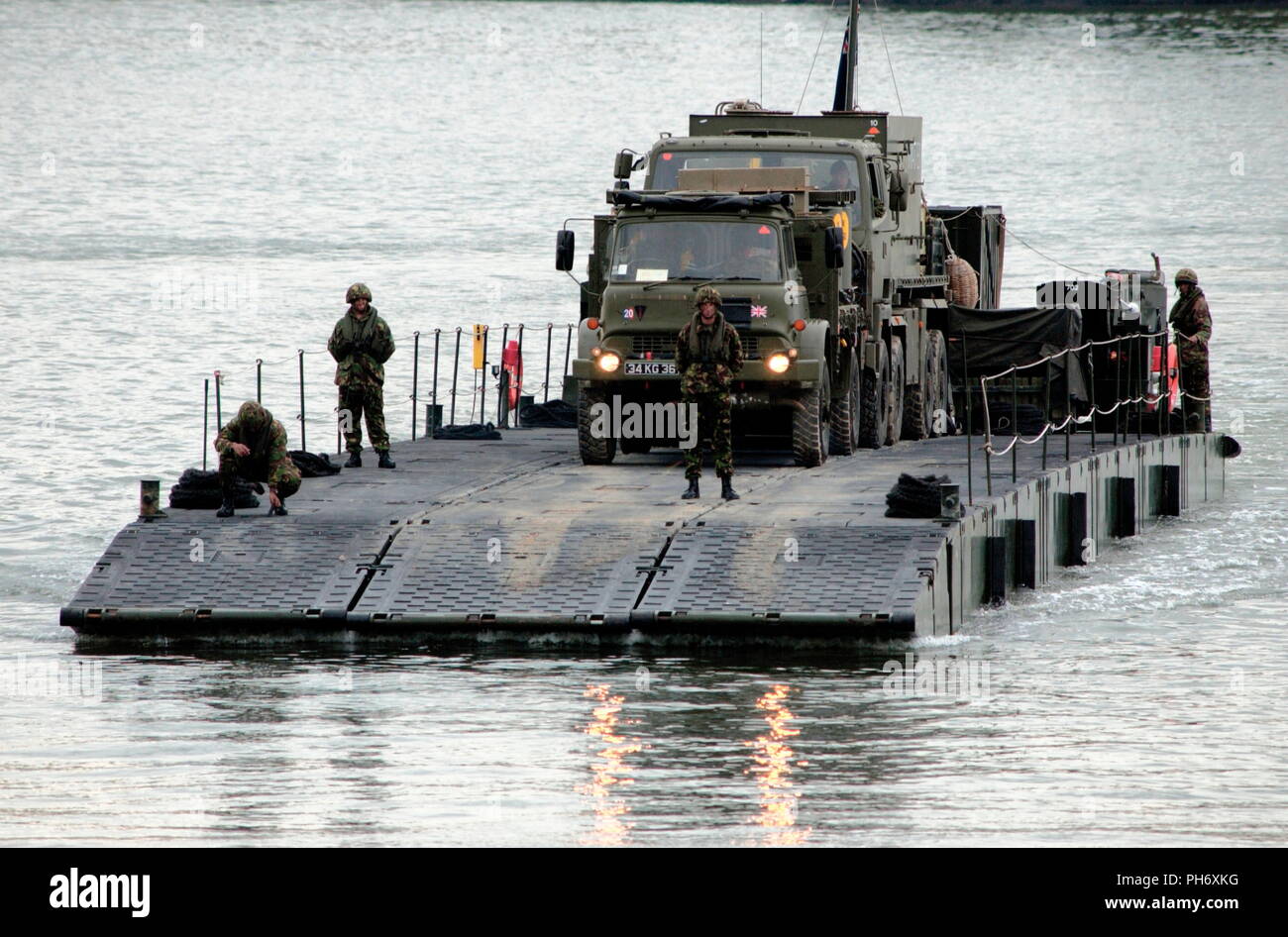 AJAXNETPHOTO. 2005. PLYMOUTH, England. - ROYAL MARINE COMMANDOS - AMPHIBISCHES - eine MEXIFLOAT ANSÄTZE EINER BEACH HEAD MIT TRANSPORT WÄHREND EINER BEACH HEAD ANGRIFF GELADEN. Foto: Jonathan Eastland/AJAX REF: 50410 504 Stockfoto