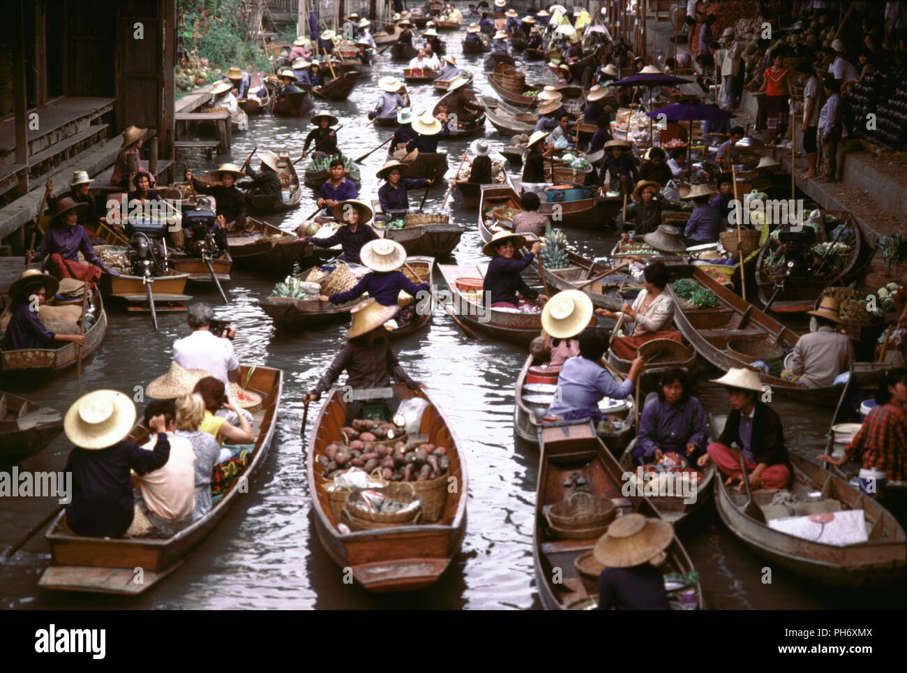 AJAXNETPHOTO. BANGKOK, THAILAND. - Schwimmenden GEMÜSEMARKT. Foto: Jonathan Eastland/AJAX REF: 090399 Stockfoto