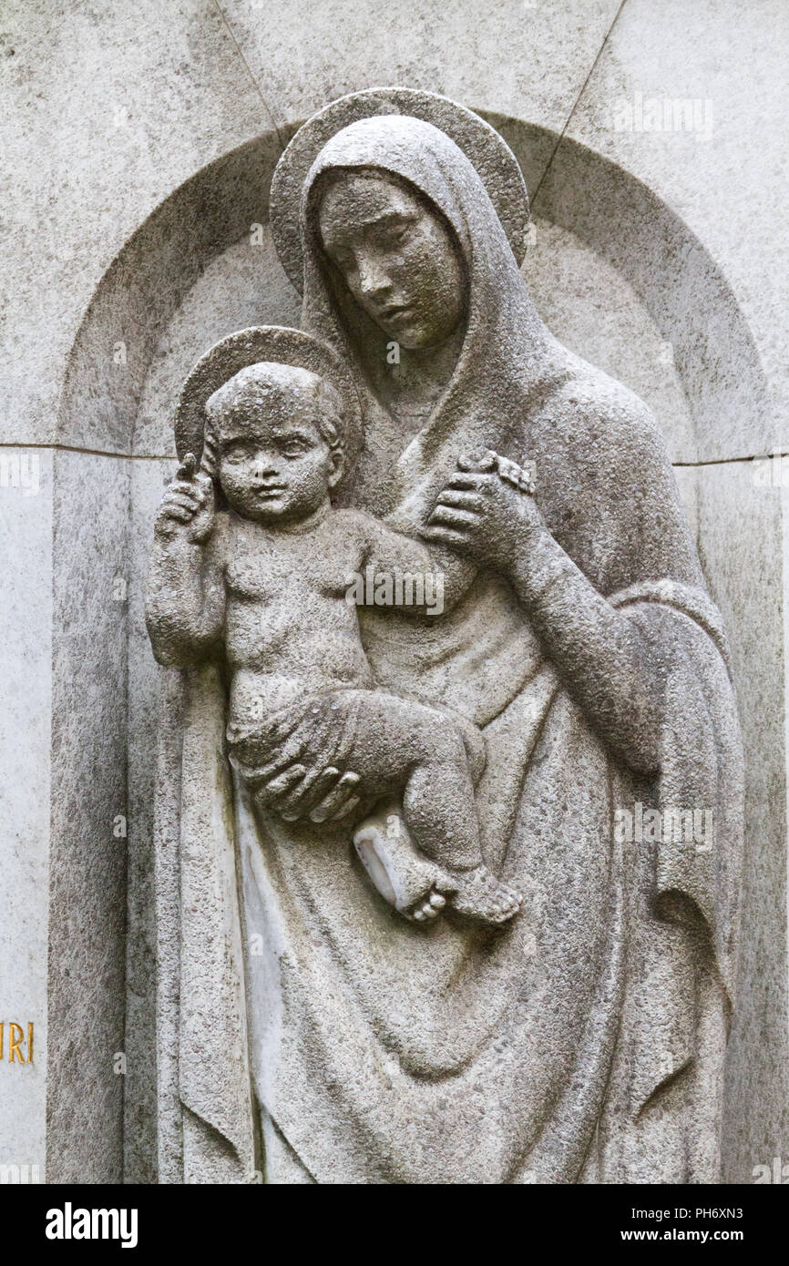 Mailand, Italien. 2018/2/8. Eine Statue der Jungfrau Maria mit dem Jesuskind auf einem grabstein an der Cimitero Monumentale ('Monumental Friedhof') in Mailand. Stockfoto