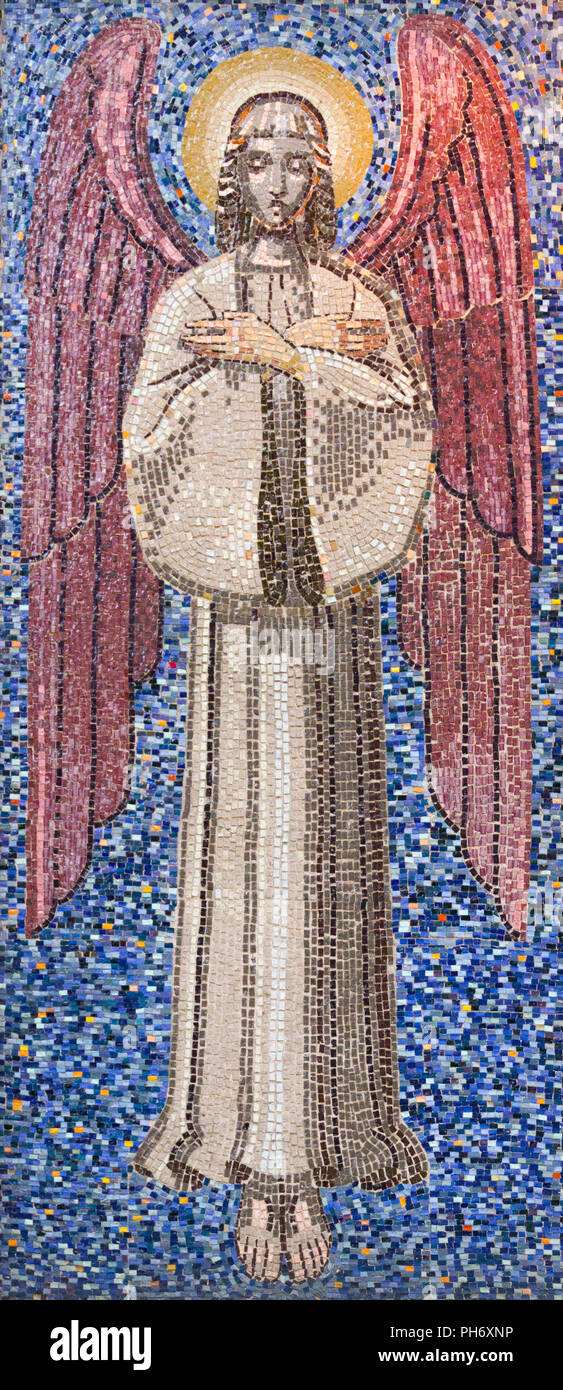 Mailand, Italien. 2018/2/8. Ein Mosaik von ein Engel auf einem Grab auf dem Cimitero Monumentale ('Monumental Friedhof') in Mailand, Italien. Stockfoto