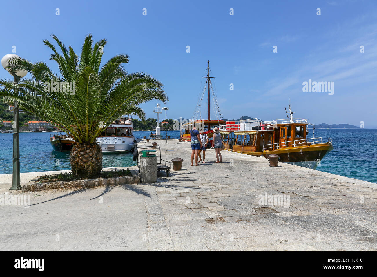 Boote im Hafen auf der Insel Koločep, einer der drei bewohnten Elaphiti Inseln und wird lokal als Kalamota, Dubrovnik, Kroatien bekannt Stockfoto