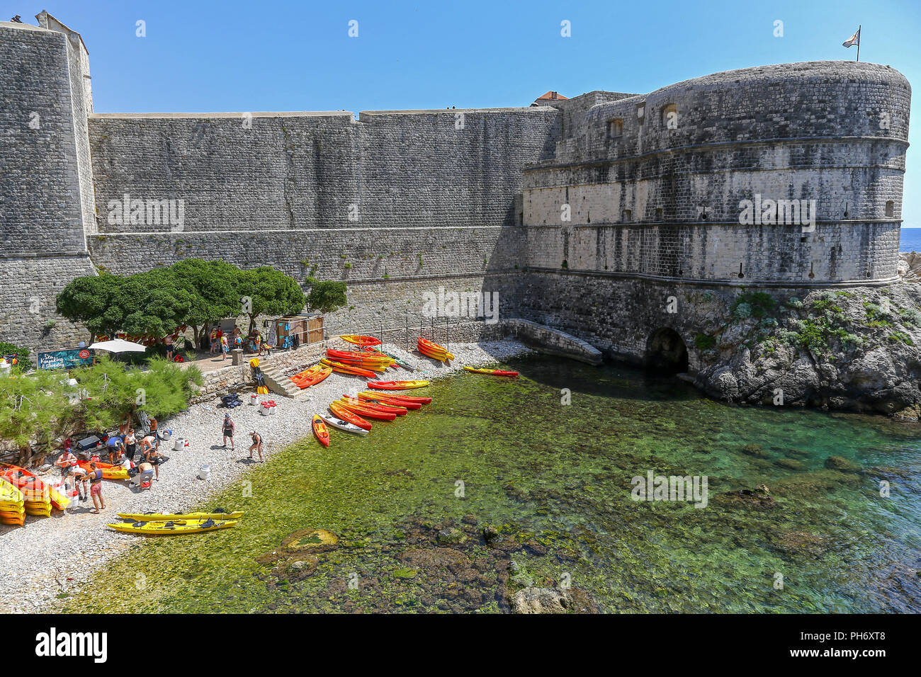 Kanus und Boote in der Nähe der Stadtmauern der Altstadt, Dubrovnik, Kroatien Stockfoto