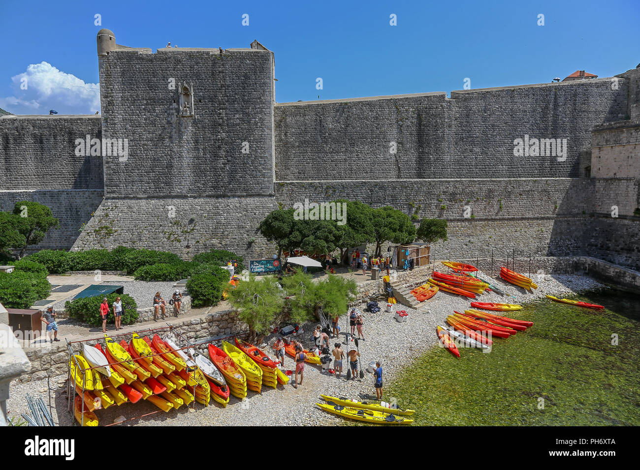Kanus und Boote in der Nähe der Stadtmauern der Altstadt, Dubrovnik, Kroatien Stockfoto