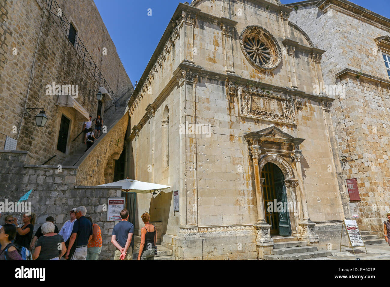 Touristen außerhalb der Kirche des hl. Erlösers innerhalb der Stadtmauern der Altstadt, Dubrovnik, Kroatien Stockfoto