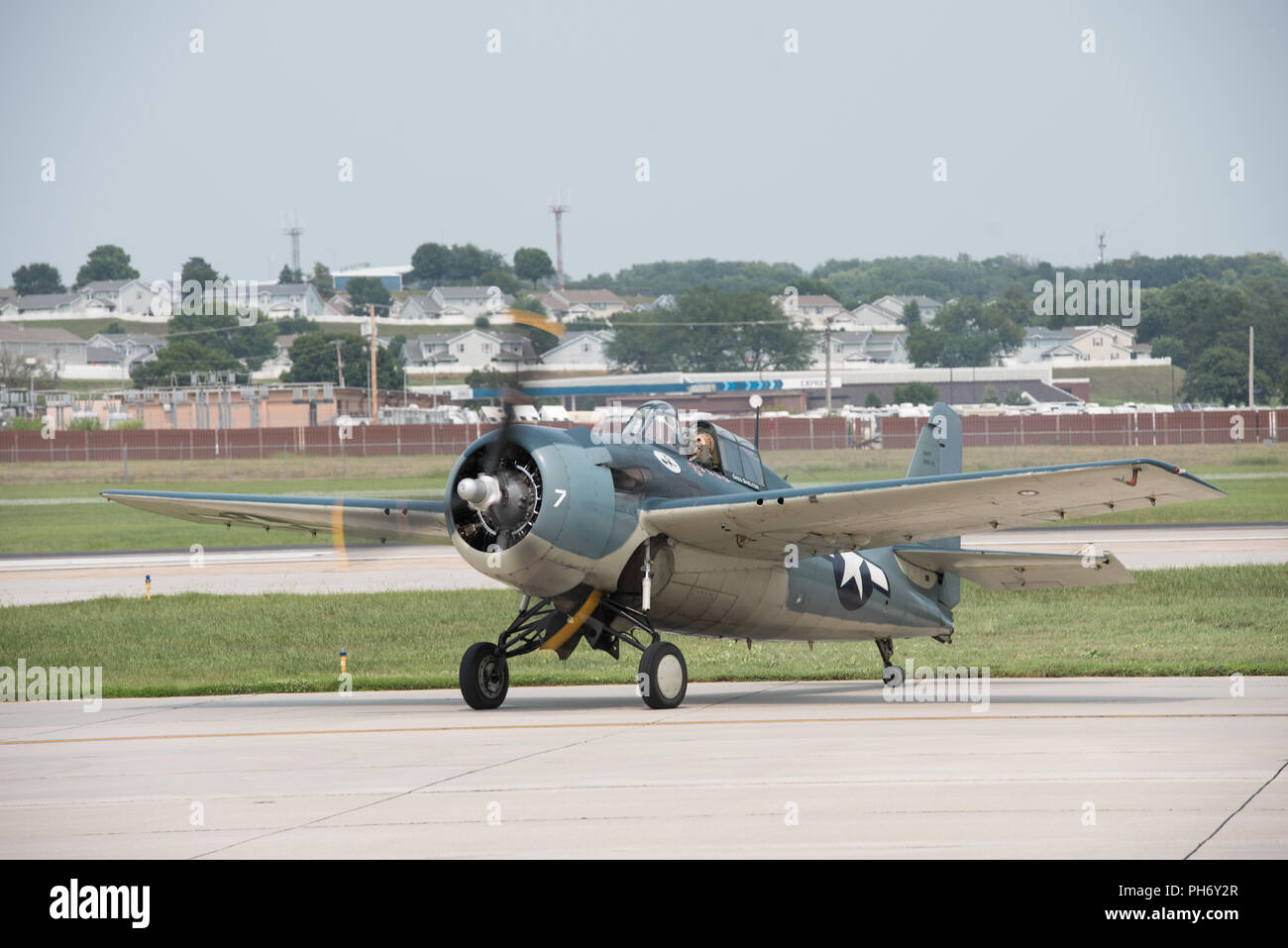 Greg Shelton bereitet eine FM-2 Wildcat Flugzeuge während der 2018 Verteidiger der Freiheit Air & Space Show 12.08.11, an der Offutt Air Force Base in Nebraska zu fliegen. Die Airshow gemischte Unterhaltung mit Bildung, indem er die Extreme der, was sowohl militärische als auch zivile Flugzeuge in der Lage sind. (U.S. Air Force Foto von älteren Flieger Jakob Skovo) Stockfoto