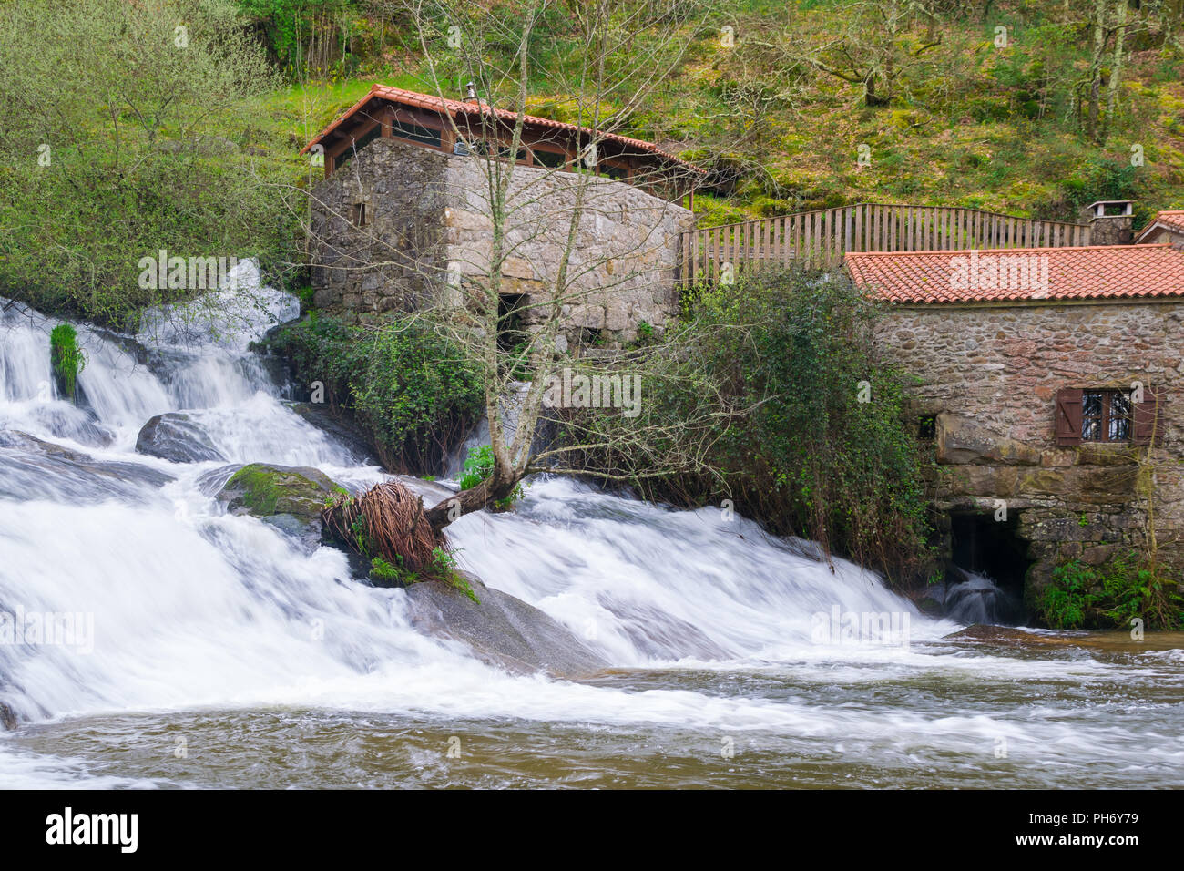 Wasserfall und alten Wassermühlen im barosa Fluss Naturpark in Barro (Galicien) Spanien Stockfoto