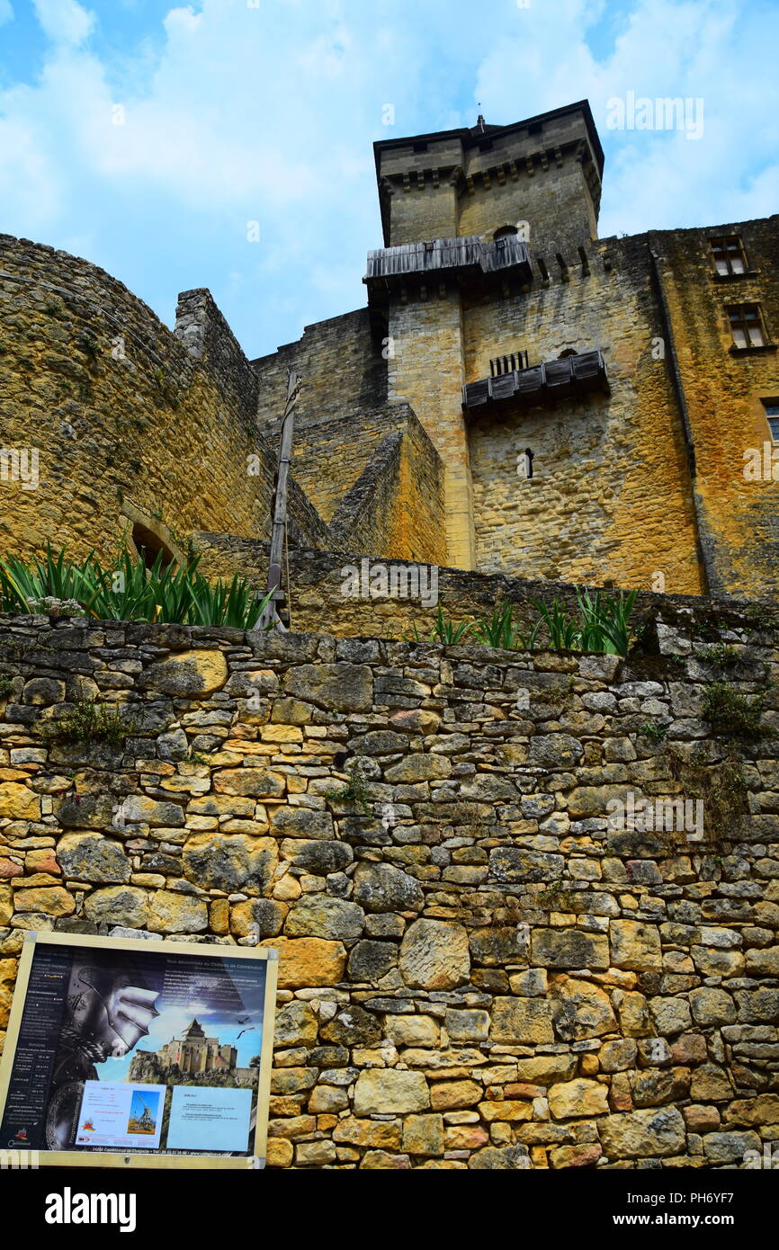 Die Burg von Castelnaud-la-Chappelle, mit Blick auf den Fluss in der Dorgogne Aquitaine, Frankreich Stockfoto